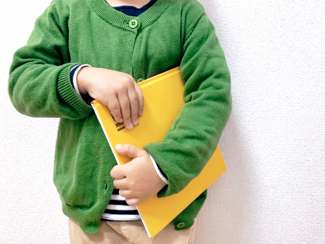 絵本を持ってくる子ども